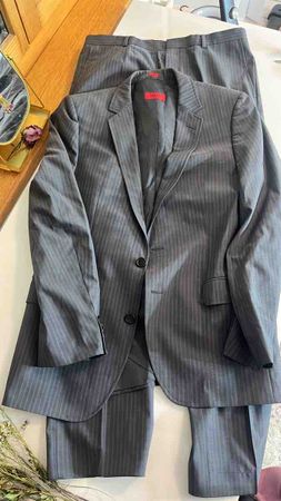 Hugo Boss Anzug Herren dunkelgrau gestreift Grösse 50