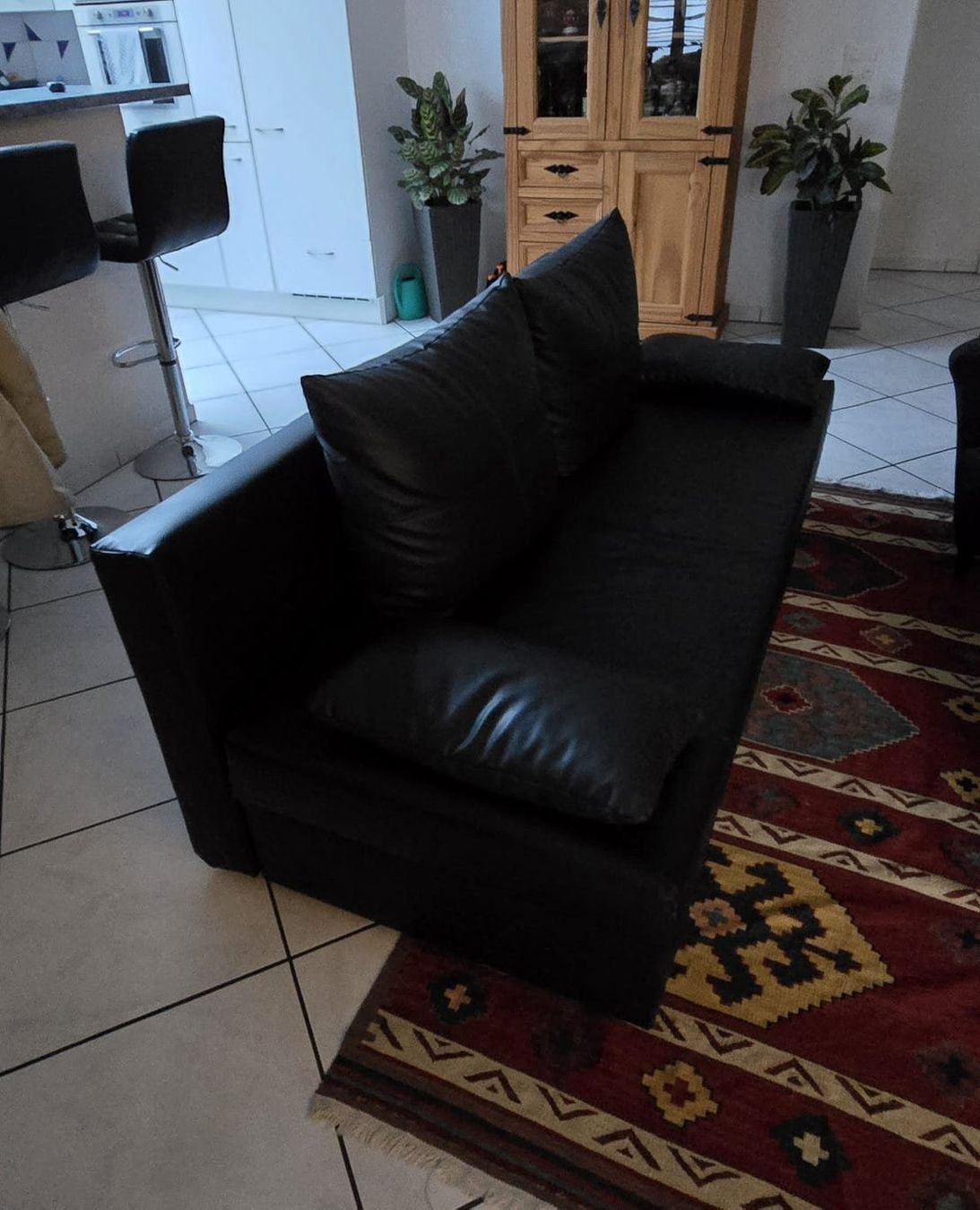 Sofas: schwarze Kunstleder.- Schlafcouch – D'occasion à Kirchberg BE par wol_ql9p 1