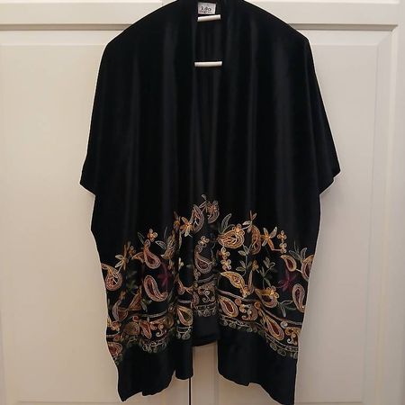Eleganter Samt-Poncho mit Stickerei  Schwarz  One Size