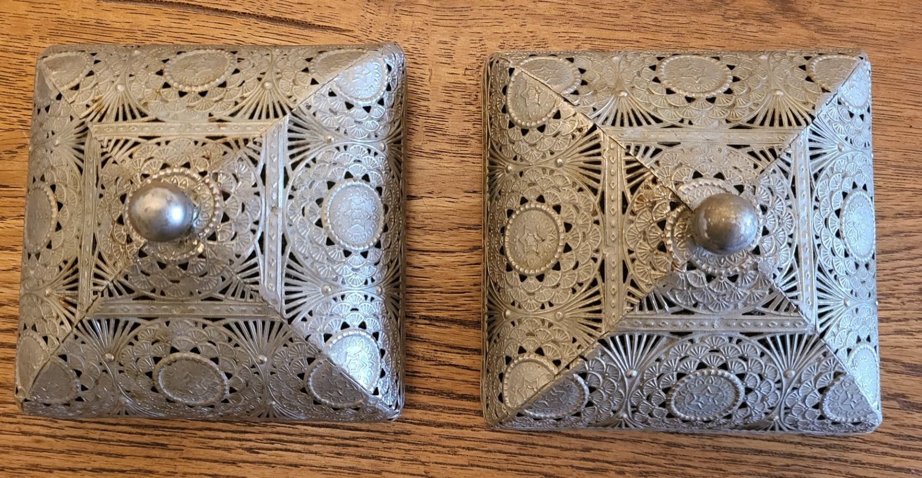 Tutte le decorazioni: 2x Silberfarbene Metalldosen Vintage – Usato da Basel venduto da sci_67ms 3