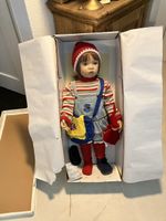 Sammlerpuppe „Ninas erster Tag im Kindergarten“ – Ashton Dra