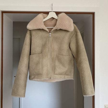 Mango Wendejacke in Creme – Kunstveloursleder