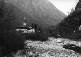 Bignasco (TI) chiesa e fiume Maggia G