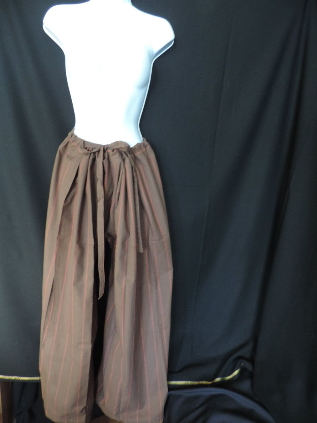 Pantaloni: sarouel brun rayure rouge rosé – Usato da Genève venduto da Axelle333 1