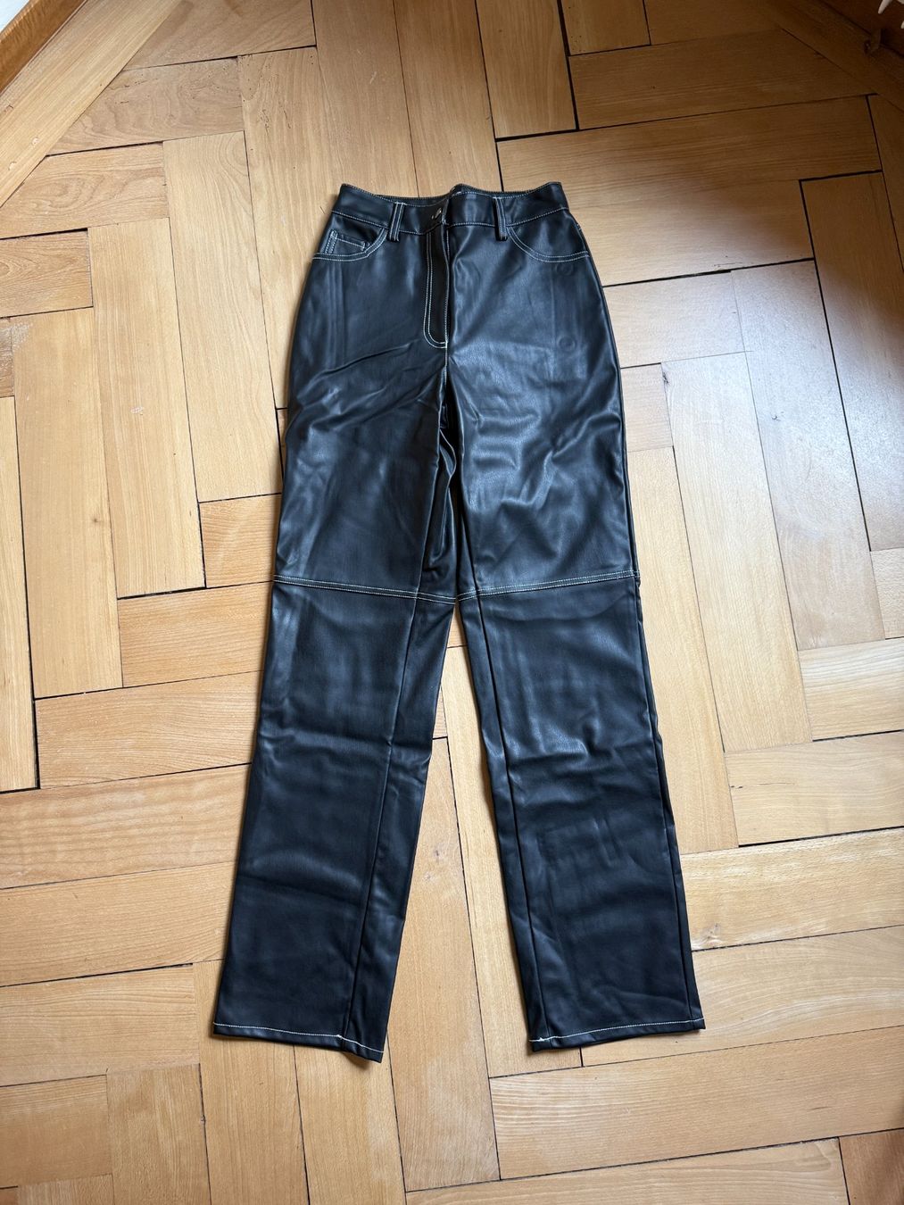 Na-kd Pantaloni: NA-KD - Kunstleder Hose schwarz 34 NEU – Nuovo e nell'imballaggio originale da Zürich venduto da Diazaio
