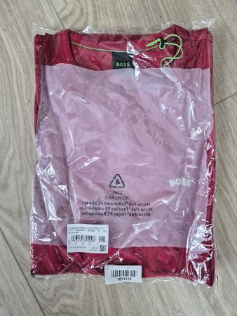 T-shirt BOSS rouge bordeaux NEUF, taille S, pour homme!