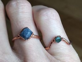 Set von 2 Ringen mit rohem Saphir und Smaragd