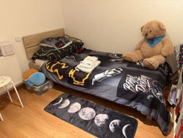 Komplettes Bett mit Rahmen, Rost, Matratze und Bettwäsche