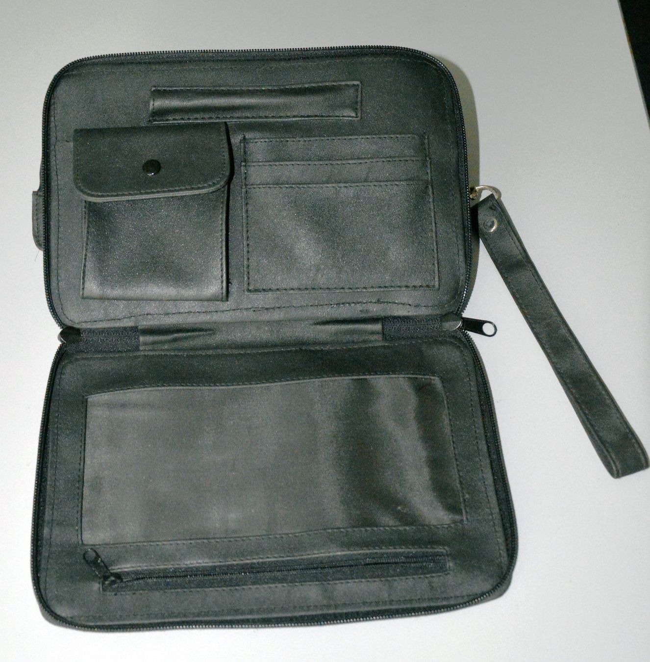 Taschen: Herrenhandtasche – Gebraucht aus Geroldswil von  4