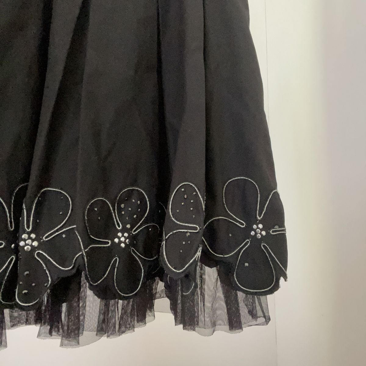 Gonne: Schwarzer Rock mit Blumenprint & Tüll – Usato da Baden venduto da Julikoo 1