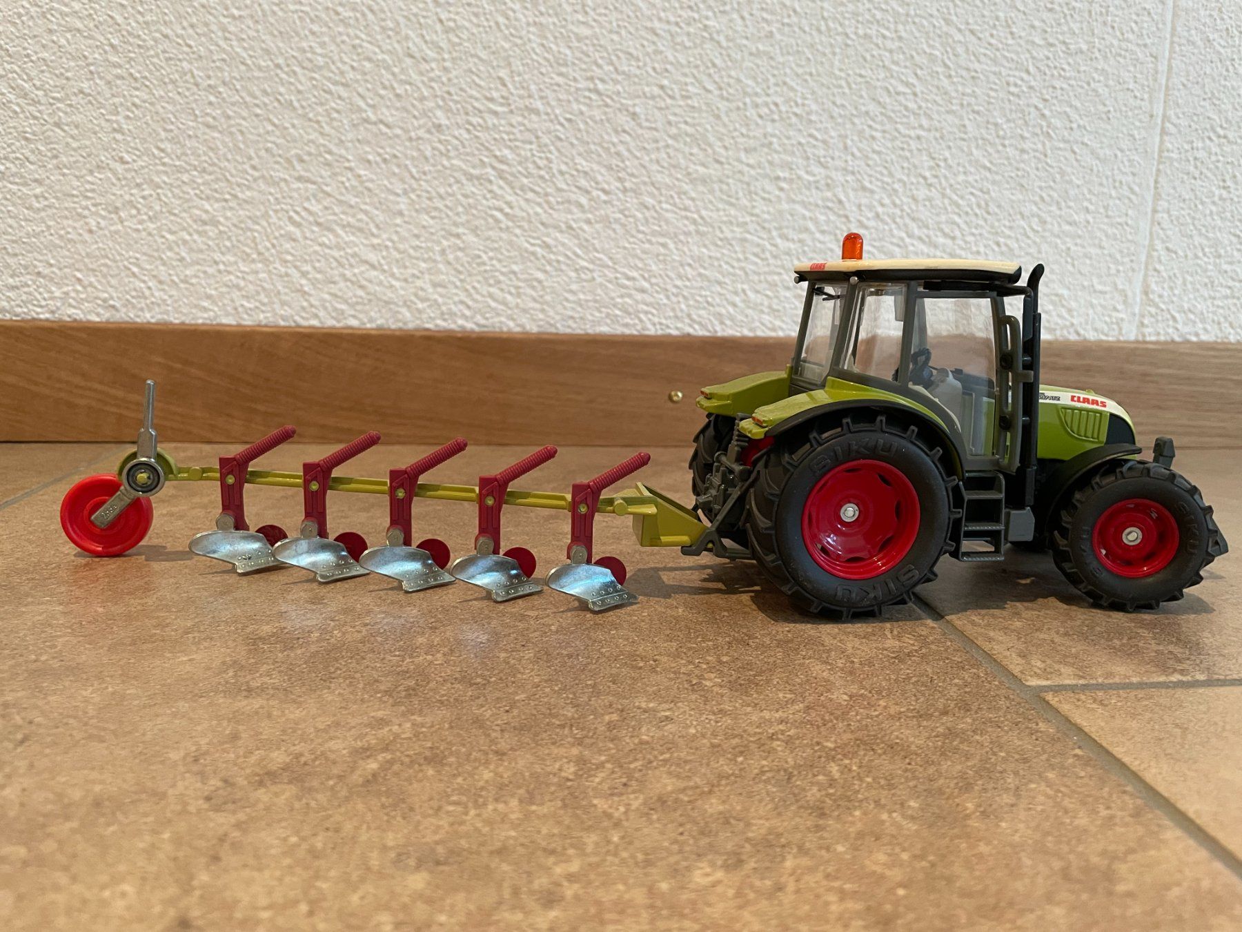 Claas Trattori: SIKU Claas Ares 697 ATZ mit Beetpflug – Nuovo e nell'imballaggio originale da Kreuzlingen venduto da Stefan1150 2