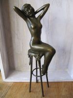 Wundervolle Bronze Figur Frau sitzend auf einem Stuhl 28x5x8