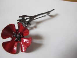 Rote  Brosche im Blumen Design
