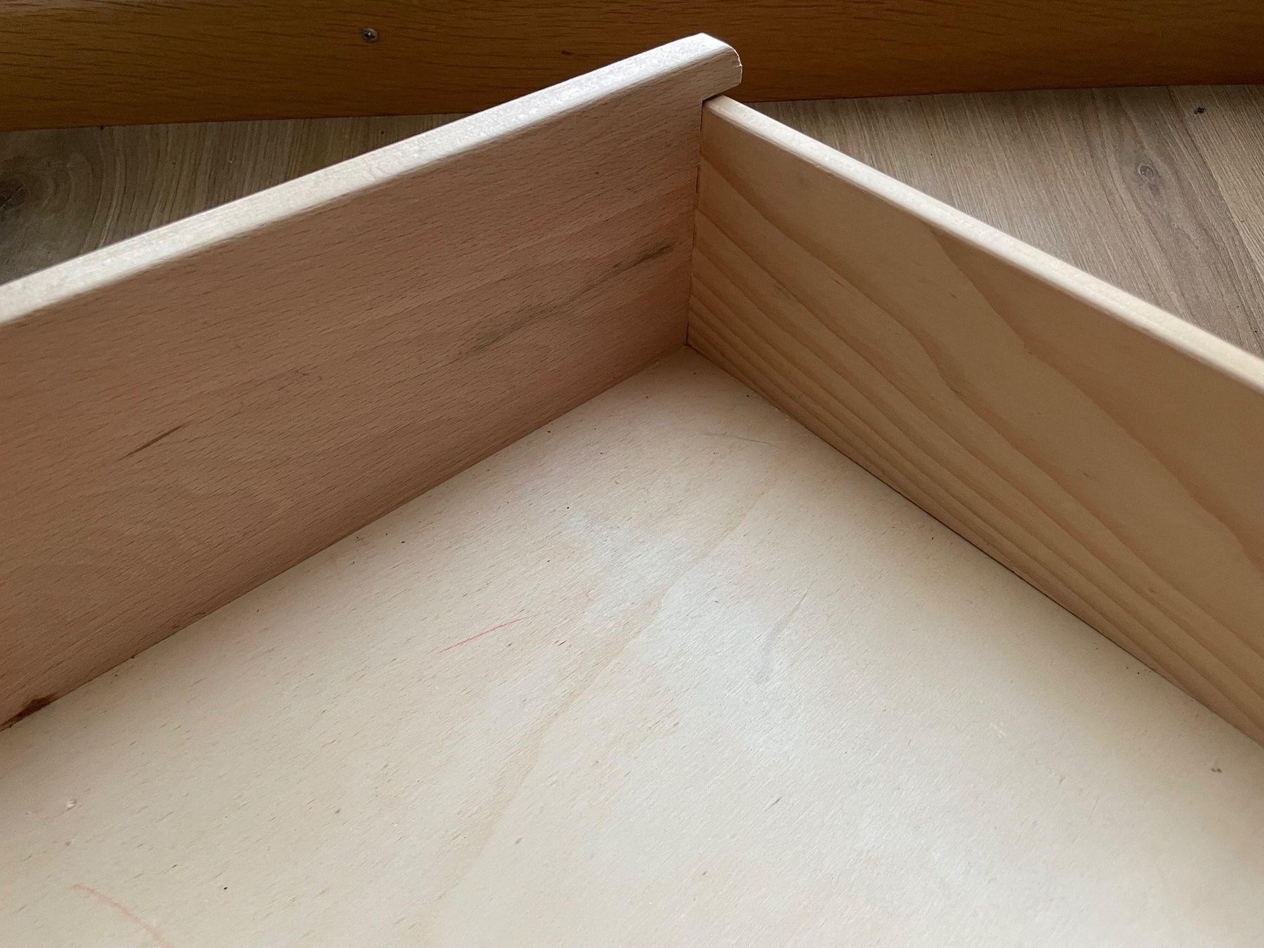 Cassettiere: Dunkle Holz-Kommode mit goldenen Griffen – Usato da Olten venduto da woofbee 7