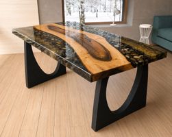 Tisch aus Holz und Harz