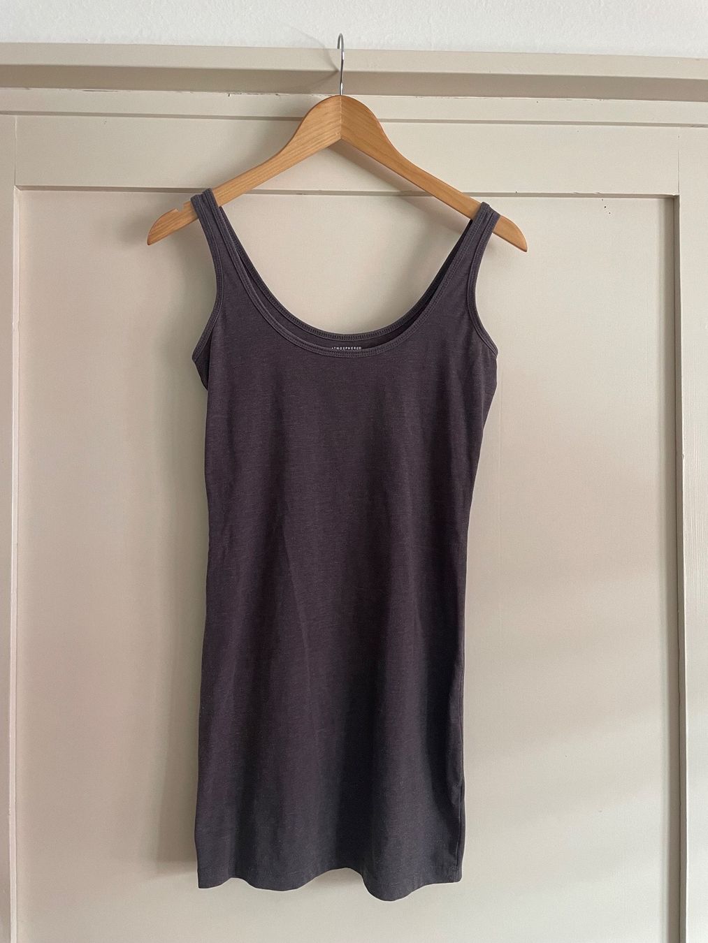 Tops: 2 Basic Tops Tank Tops schwarz und grau Grösse 34-36 – Gebraucht aus Winterthur von secondhand_love 2
