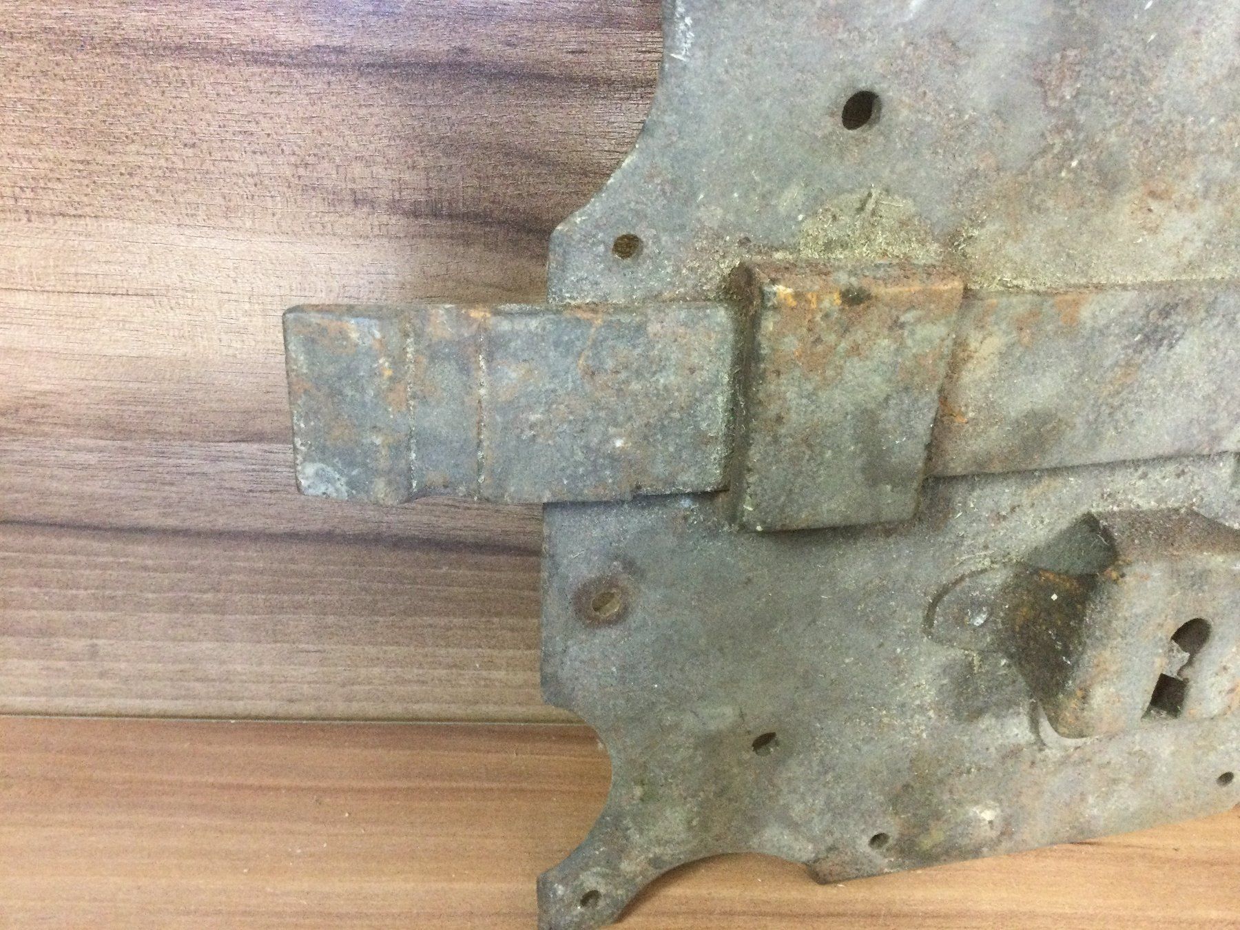 Attrezzi da lavoro: Antikes defektes rostiges Scheunentor Eisenschloss – Difettoso da Wangen SZ venduto da kuriosum12 3