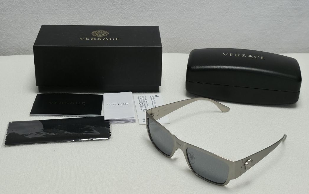 Versace Occhiali & Lenti: Versace Sonnenbrille Unisex Grösse – Nuovo e nell'imballaggio originale da Amriswil venduto da newschweiz 1