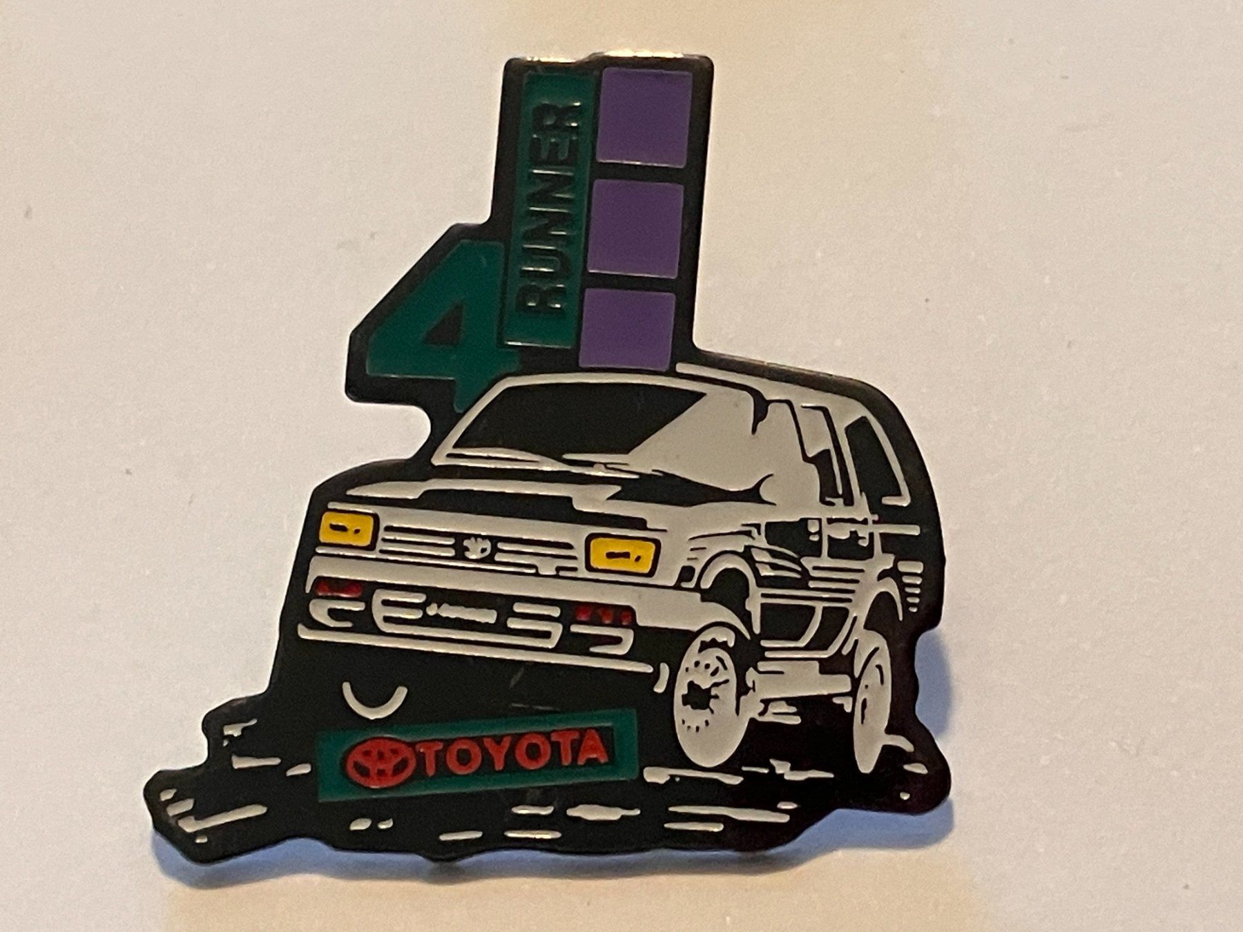 Placchette & Badge: 1 Pin Toyota 4 Runner – Usato da Basel venduto da djwwpp