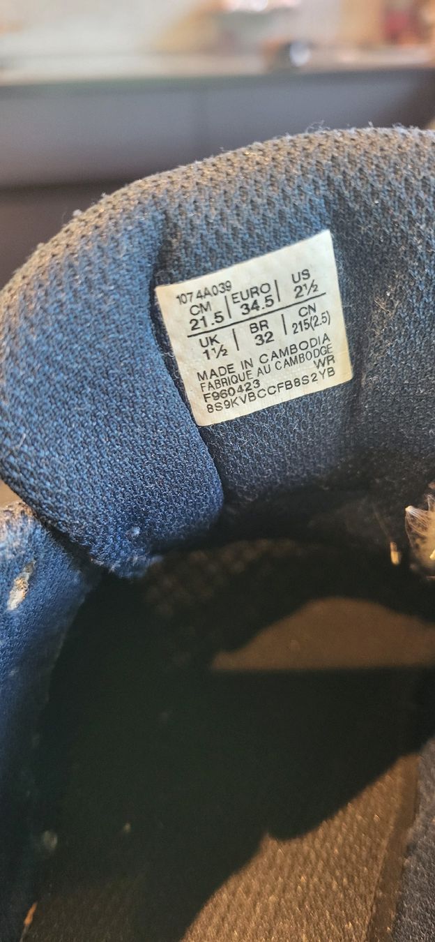 Asics Schuhe für Jungen: Hallenschuhe Asics – Gebraucht aus Schwende von Serami 1