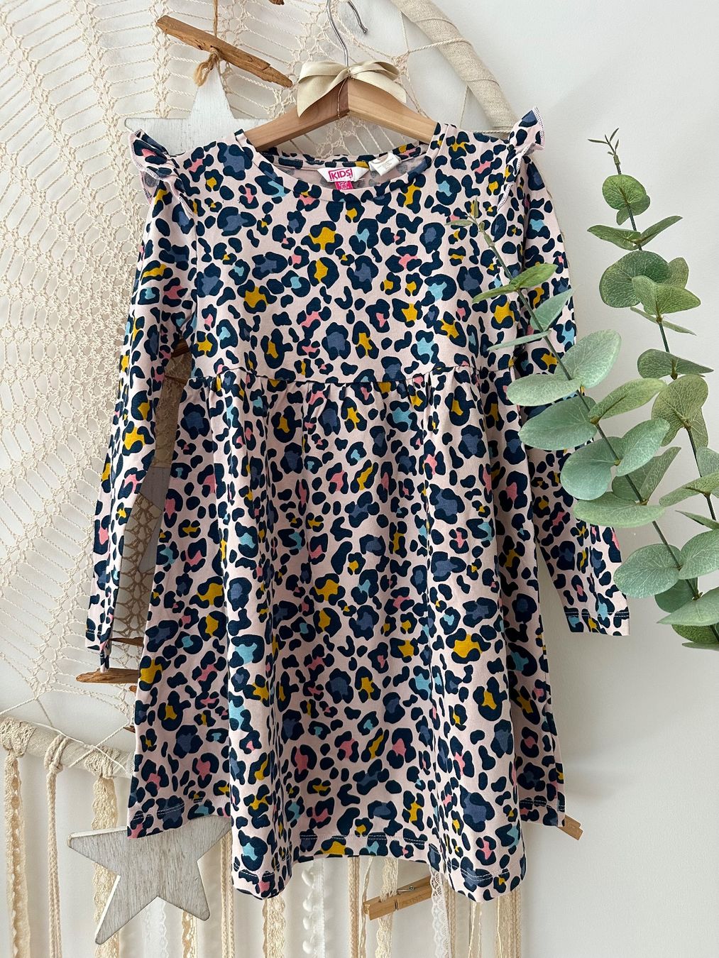 Vestiti & Gonne: Süsses Mädchen Leo-Kleid mit Rüschen Gr. 122 – Usato da Obfelden venduto da dafae