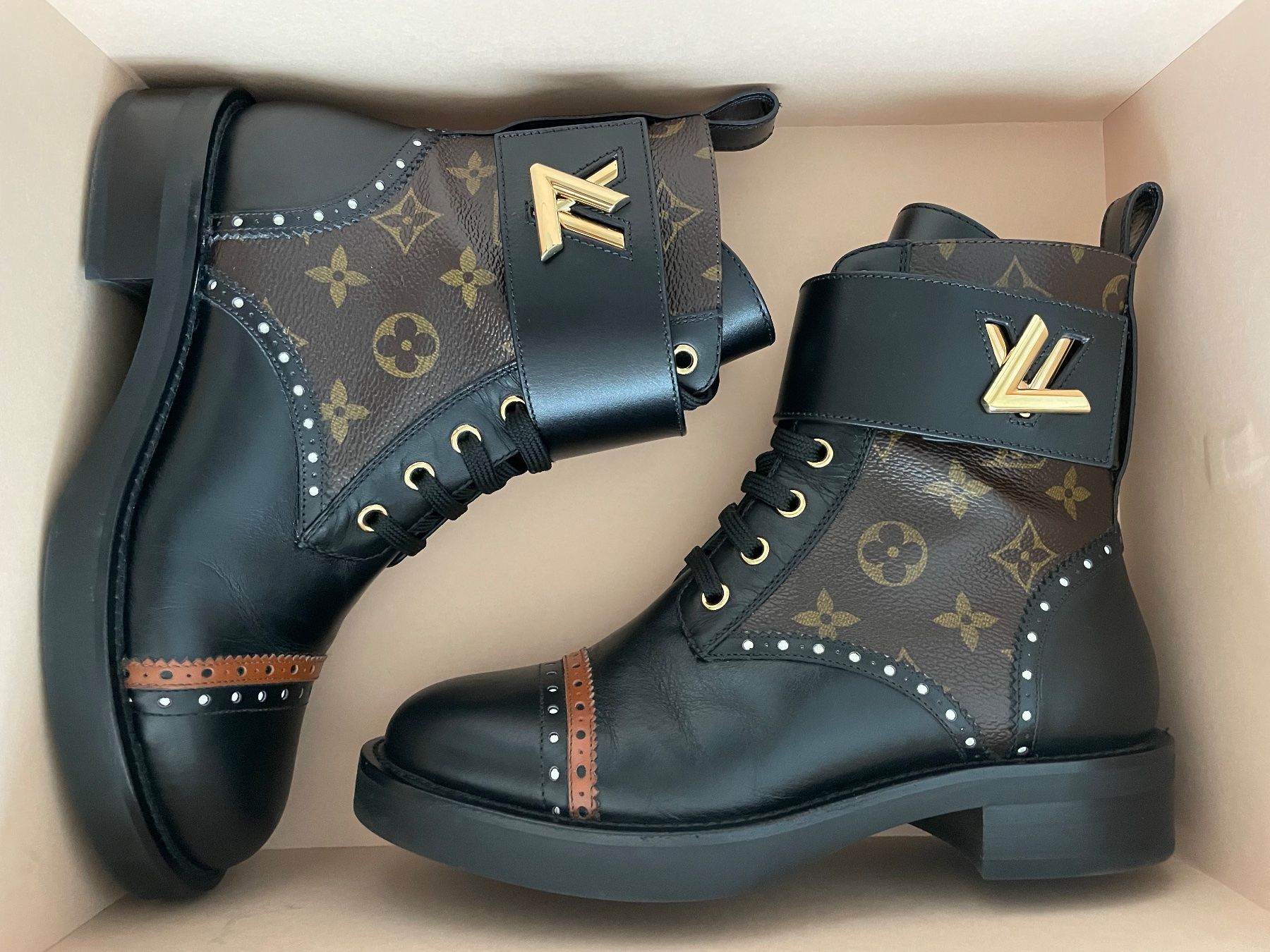 Louis Vuitton Scarpe da donna: Louis Vuitton Boots - Wonderland Flat Ranger – Nuovo (secondo la descrizione) da Zürich venduto da JessGar