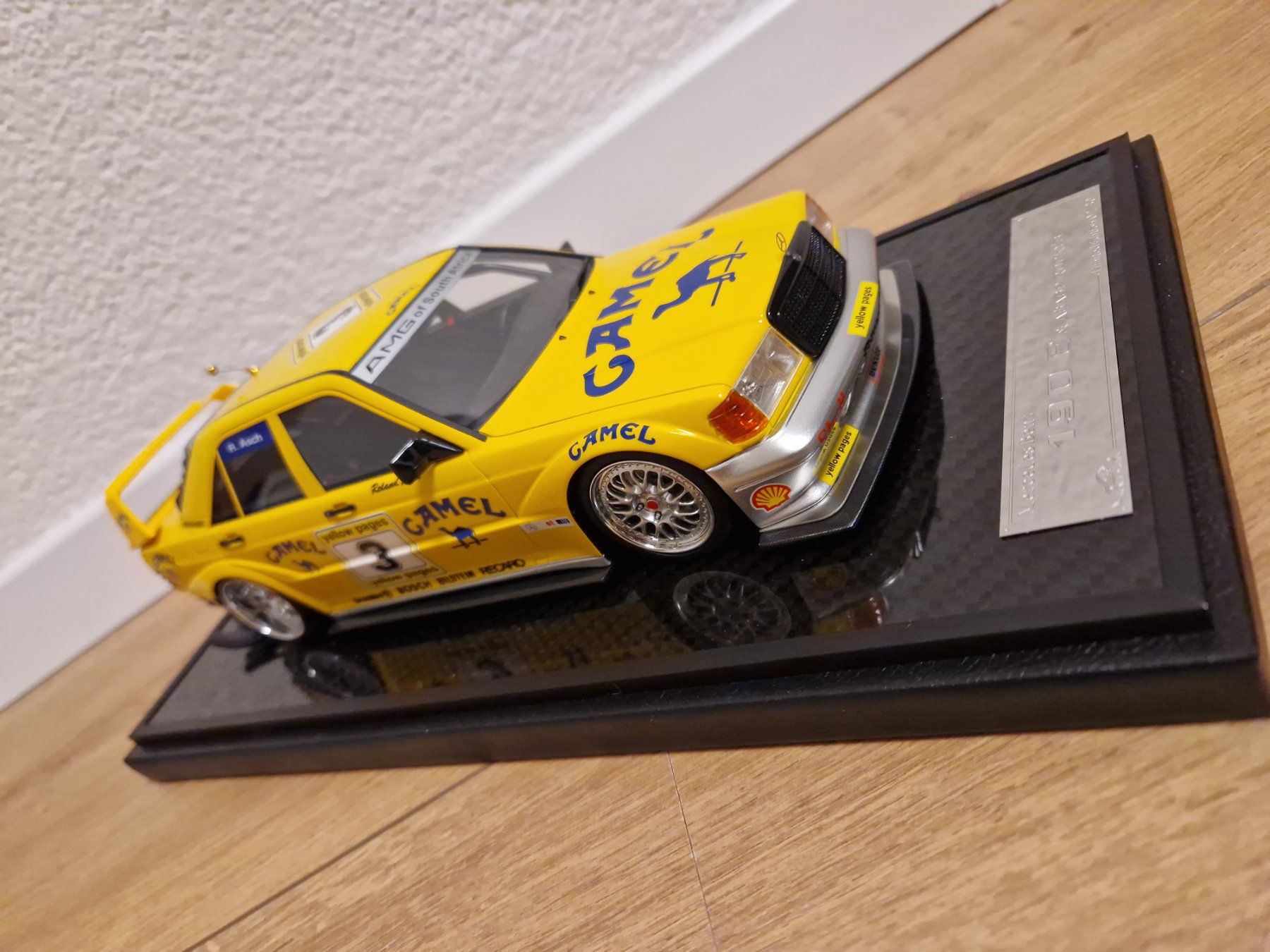 Mercedes-Benz Modellini d'auto: Mercedes 190E DTM Modellauto 1:18 Vitrine – Nuovo e nell'imballaggio originale da Studen BE venduto da Continentalcollector 3