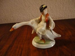 Herend Porzellanfigur Bub auf Gans, handbemalt.