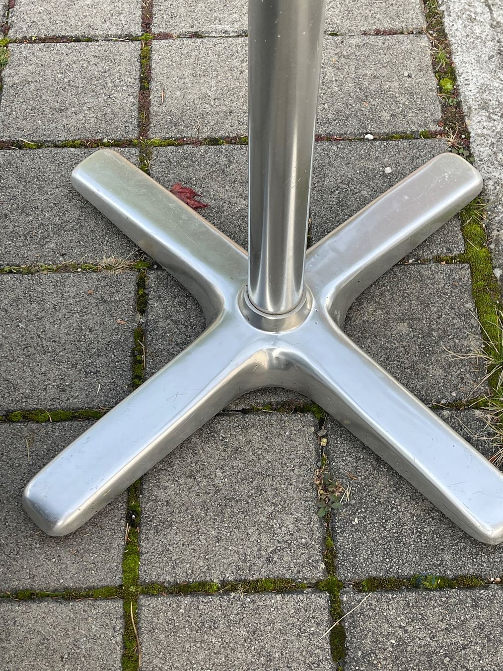 Sonstiges Mobiliar: Tischgestell silbern massiv standhaft schwer – Gebraucht aus Nussbaumen AG von HelenaDavid1910 1