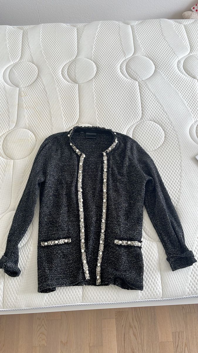 Jacken: Elegante Strickjacke, Schwarz mit Perlen, Grösse M – Neu (gemäss Beschreibung) aus Hombrechtikon von Kaatja