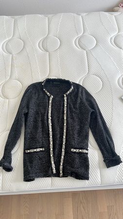 Elegante Strickjacke, Schwarz mit Perlen, Grösse M