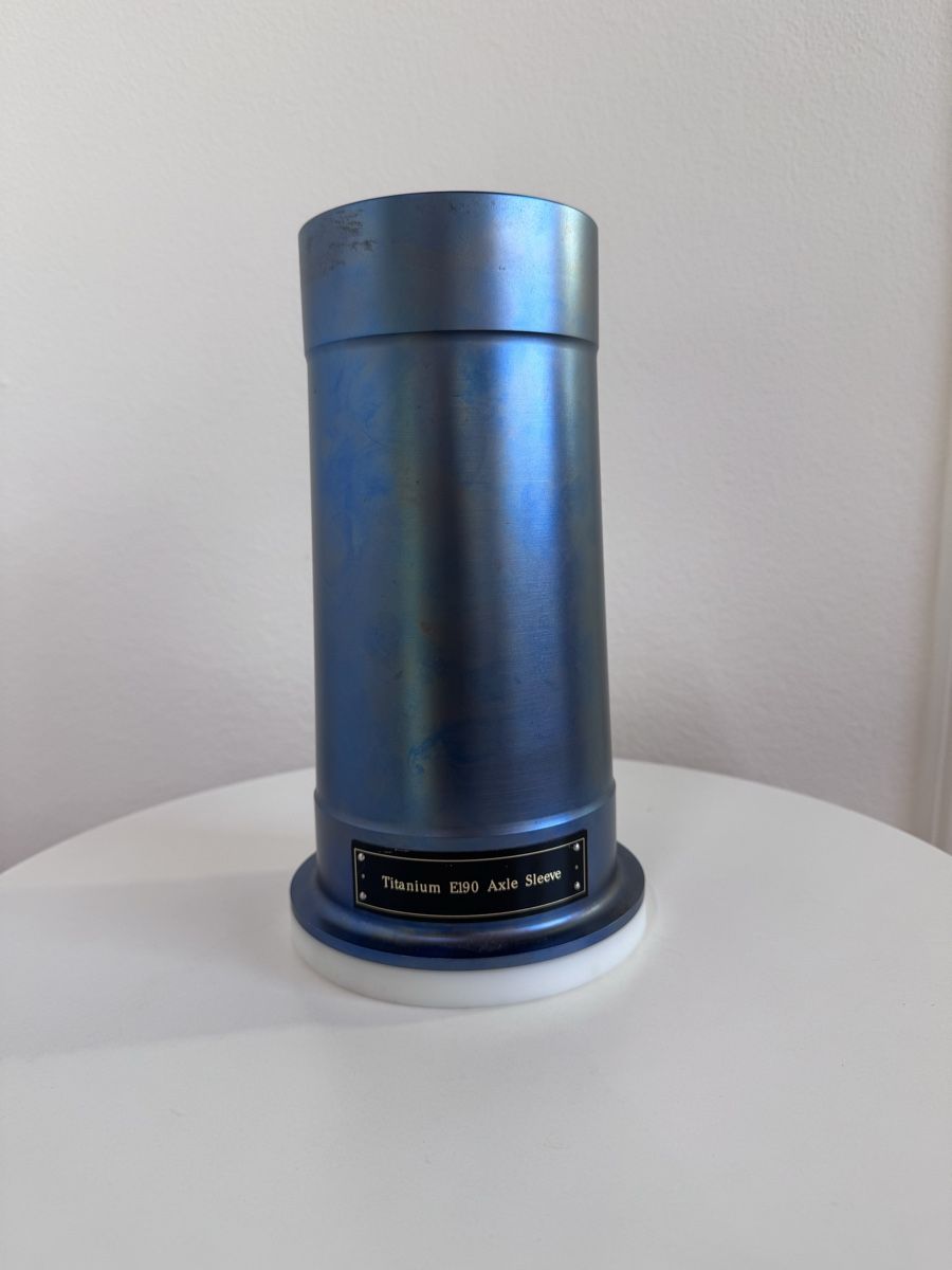 Vasi & Recipienti: Titanium E190 Axle Sleve Vase Embraer Flugzeugteil Aviatik – Usato da Luzern venduto da dannaddannad