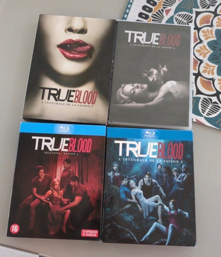 Tutti i DVDs: True Blood - Saisons 1,2, 3, 4, Blu-ray et DVD – Usato da Bassecourt venduto da CALUMET-X