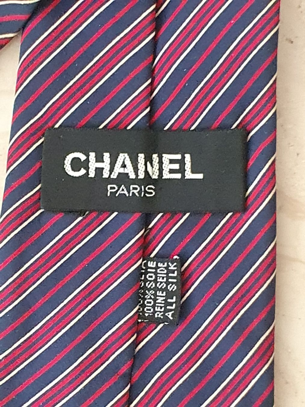 Chanel Cravatte: Wunderschöne CHANEL Krawatte, Original, aus Seide – Usato da Zürich venduto da sunflower89
