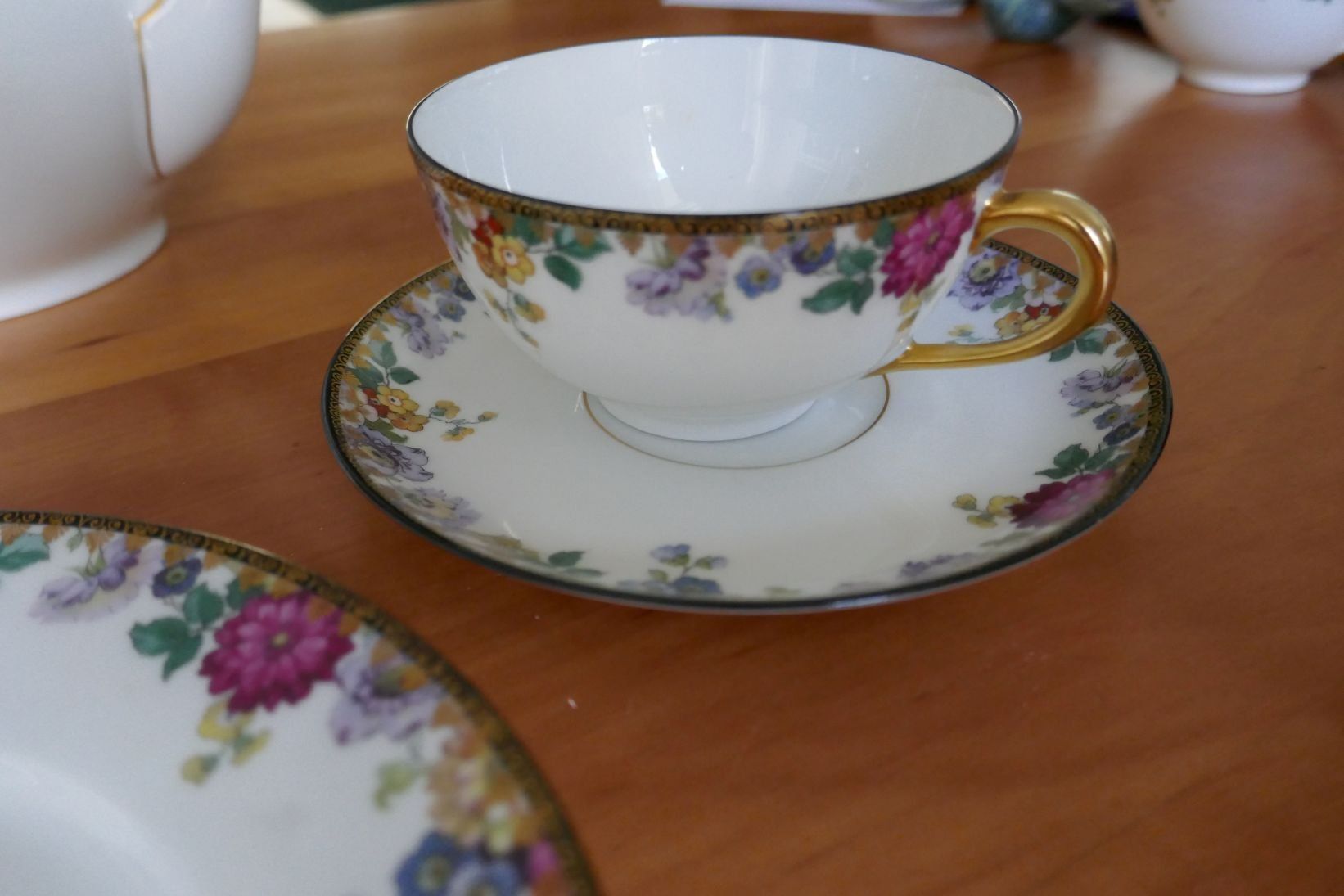 Services de table: Teeservice mit Blumenmuster und Goldrand – D'occasion à lenzburg par sariro 1