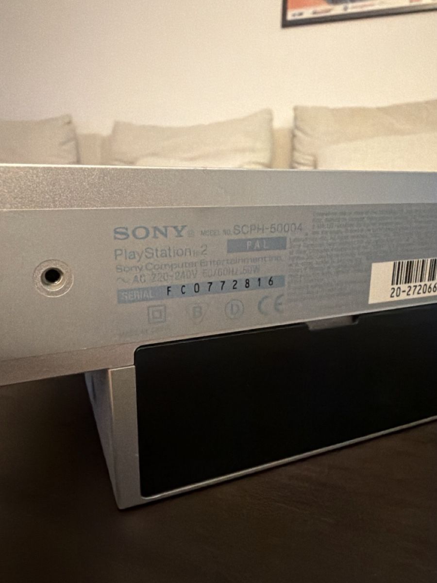 Sony Console: Playstation 2 SCPH-50004 silver console with controller – Usato da Zug venduto da fre_w72x 2