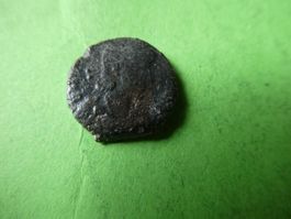 uralte Bronzemünze  14 mm     2.08 g