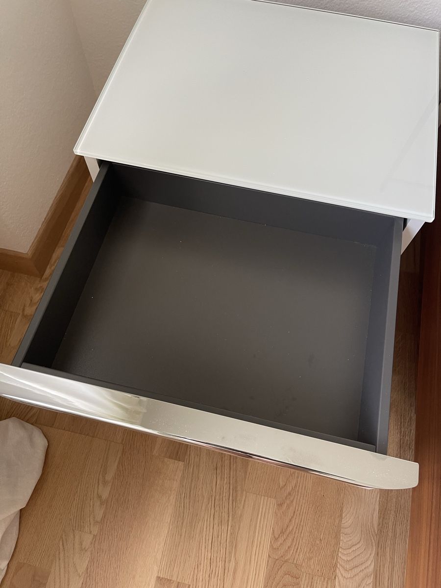 Comodini: 2 Nachttisch weiss mit Glasplatte, 2 Schubladen – Nuovo (secondo la descrizione) da Adliswil venduto da fabienne1234567 4