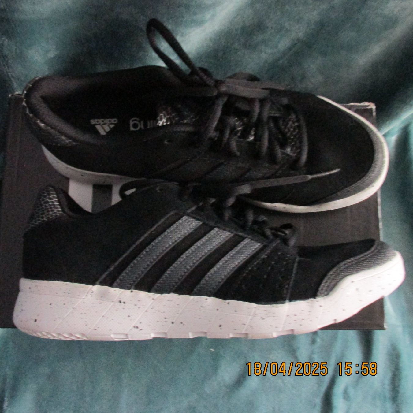 Adidas Chaussures femmes: Adidas Trainingsschuhe schwarz Gr. 40 / 39 – Neuf avec emballage d'origine à Galgenen par Forflowers