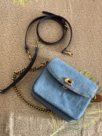Sac bandoulière en jean bleu avec chaîne dorée et cuir