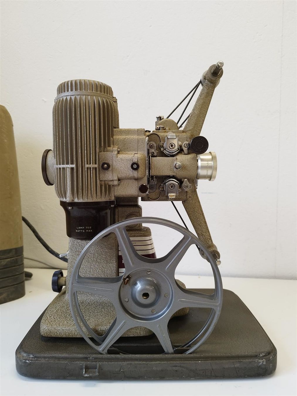 Proiettori: Bell Howell 16mm Projektor – Difettoso da Niederdorf venduto da LeptonAG 2