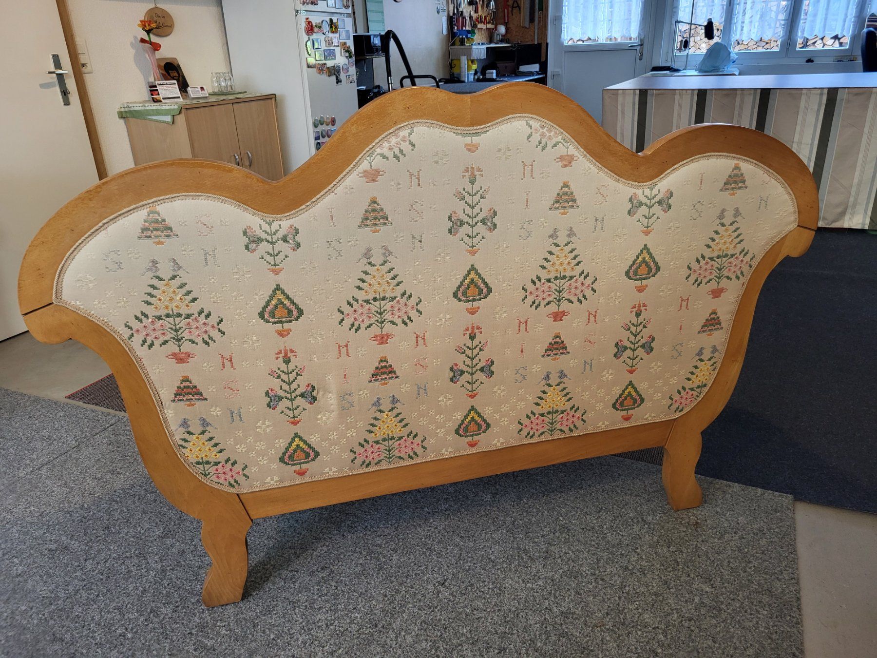Divani: Sofa Holzgestell mit Blumenmuster neu – Nuovo (secondo la descrizione) da Oberriet SG venduto da Sonnja 2