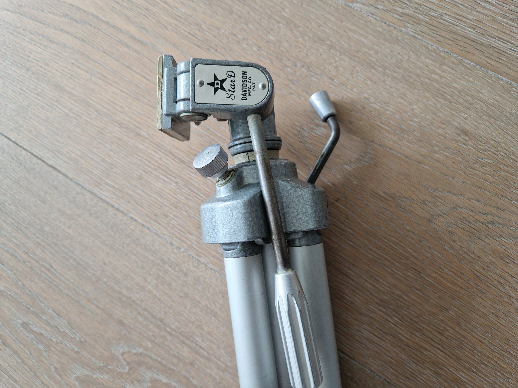 Treppiedi & Teste: Vintage-Stativ der Marke Star D – Usato da Fehraltorf venduto da frschele