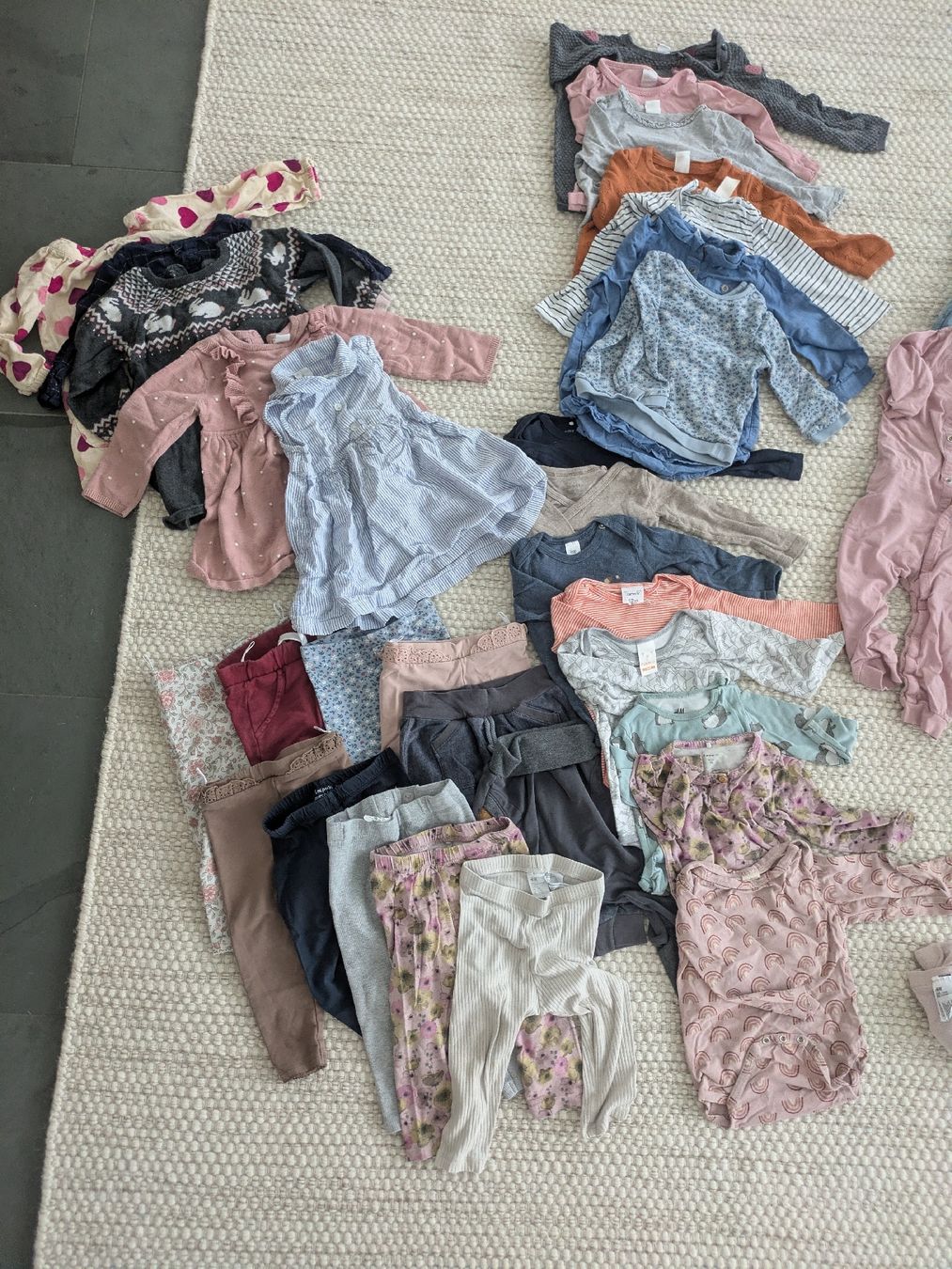 Kleiderpakete & -sets: Mädchenkleidee 80, 40 Stück  – Gebraucht aus Wädenswil von traviataa 1
