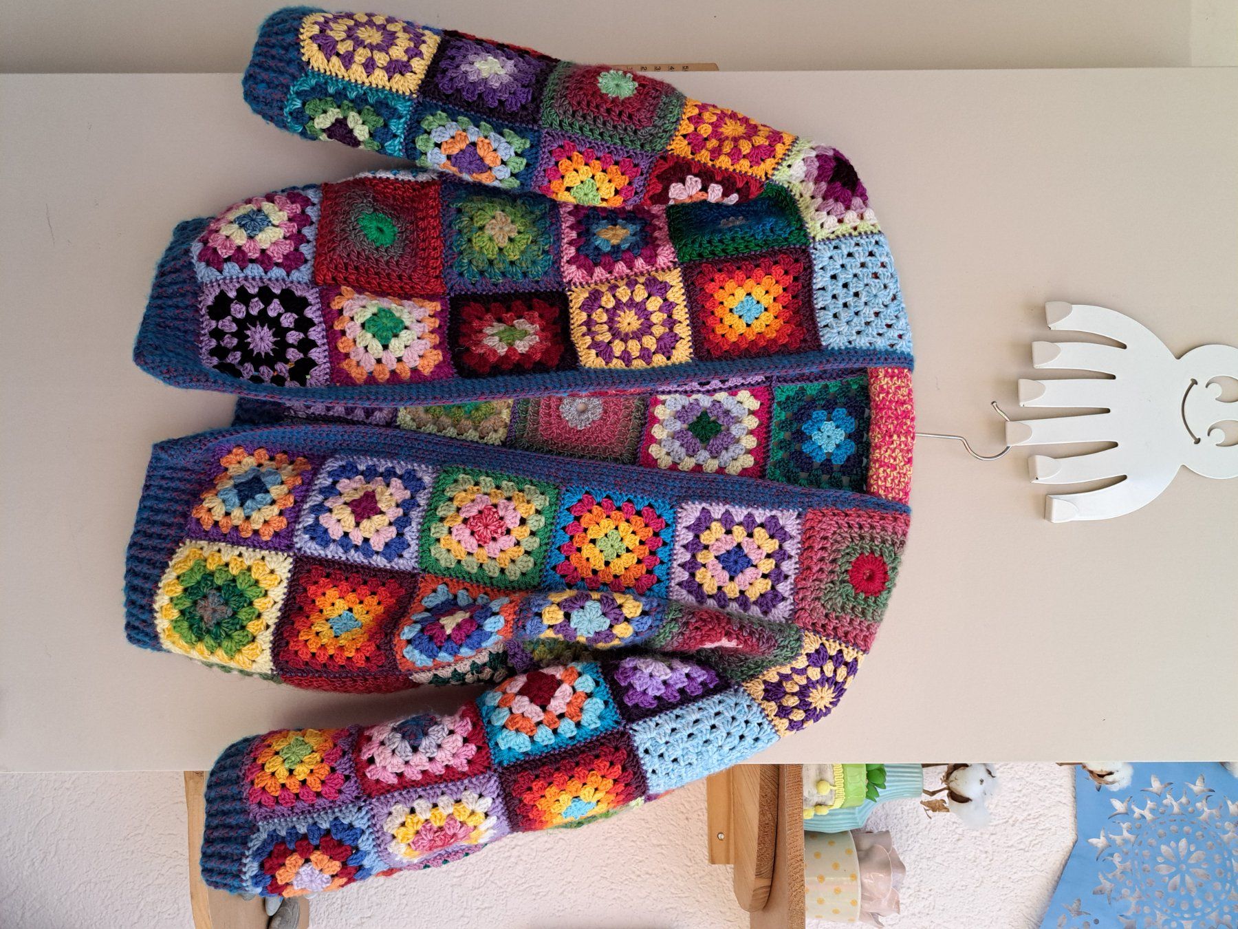 Giacche: Bunte, handgemachte Granny Square Strickjacke, ca Gr. 42 – Nuovo (secondo la descrizione) da Schliern b. Köniz venduto da Suena1 1