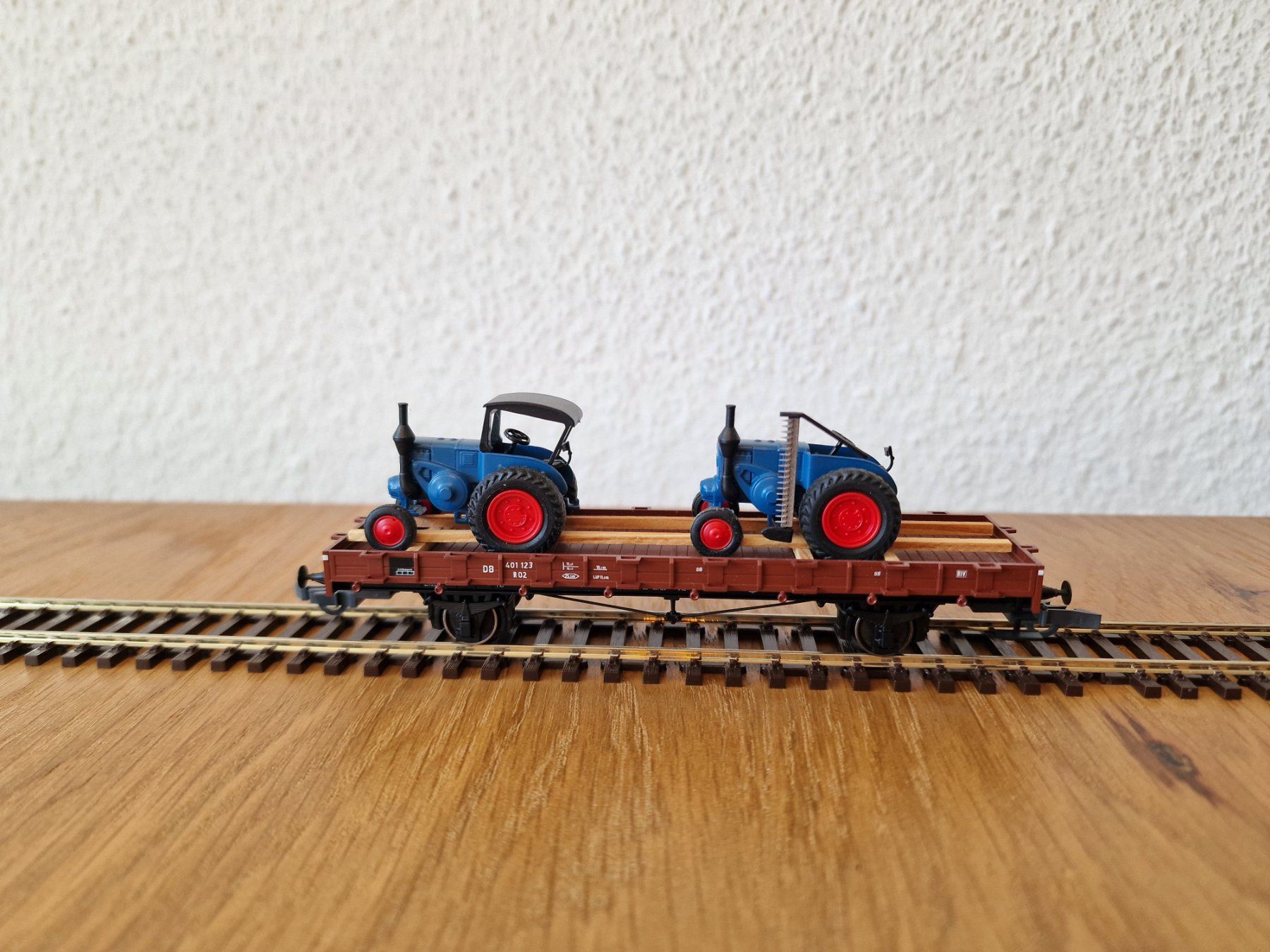 Märklin Modellini di ferrovie: DB Flachwagen mit 2 Traktoren H0 – Usato da Matten b. Interlaken venduto da lor_hr9w 1
