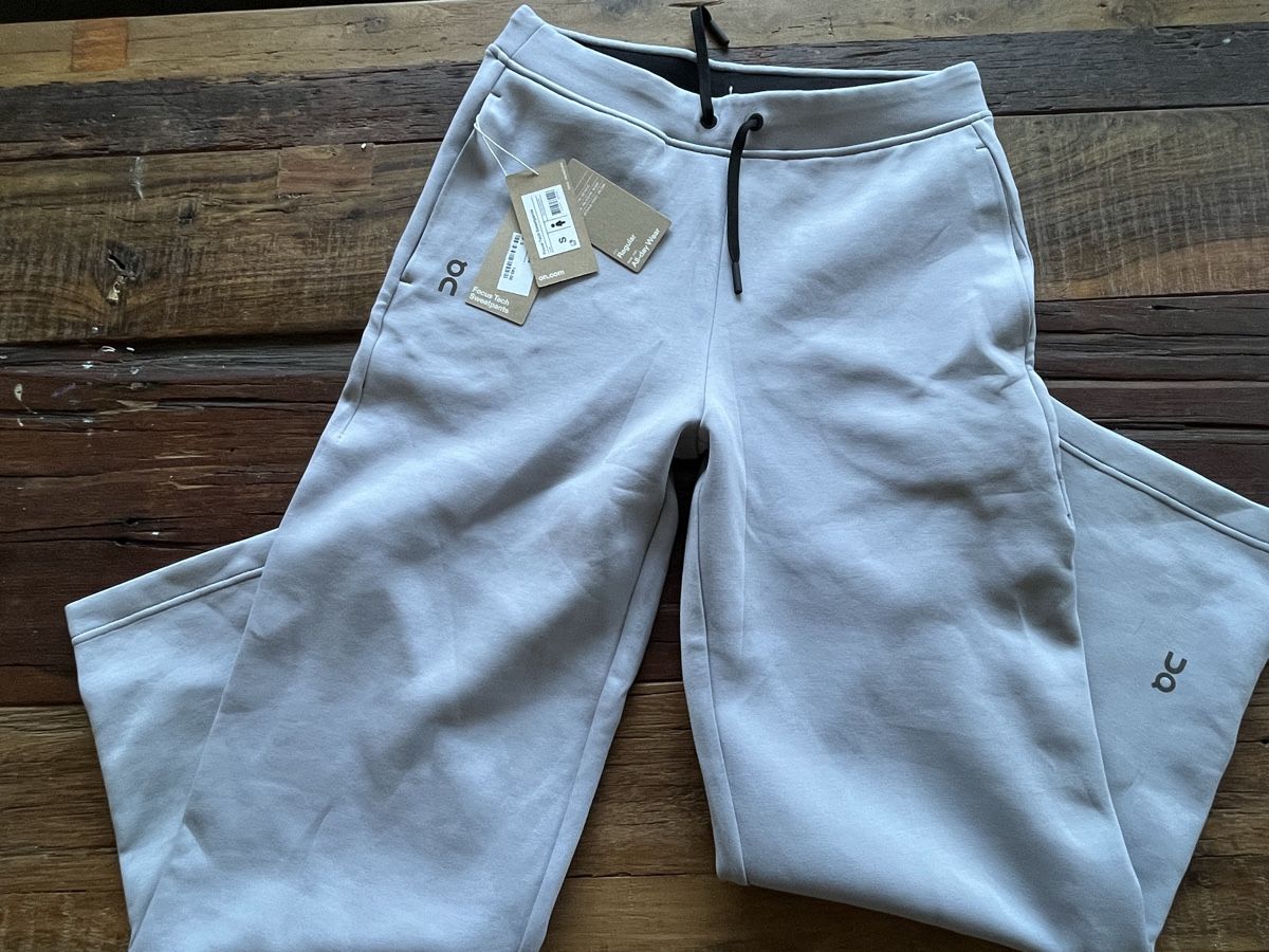 Pantaloni: On Focus Tech Sweatpants lilac Damen Grösse S neu – Nuovo e nell'imballaggio originale da Küsnacht ZH venduto da dig_7bgy 3