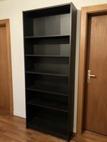 Bibliothèque en bois brun foncé