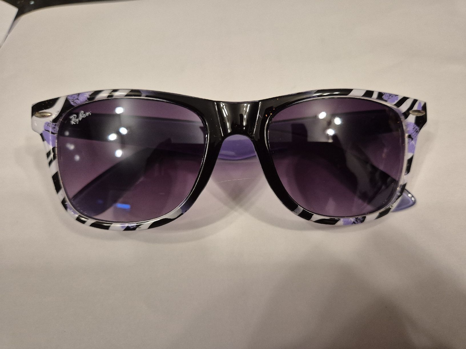 Colori: Sonnenbrille lilafarben – Nuovo (secondo la descrizione) da Niederglatt ZH venduto da Harvest