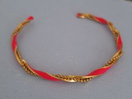 Zartes goldplatiertes Armband gedreht